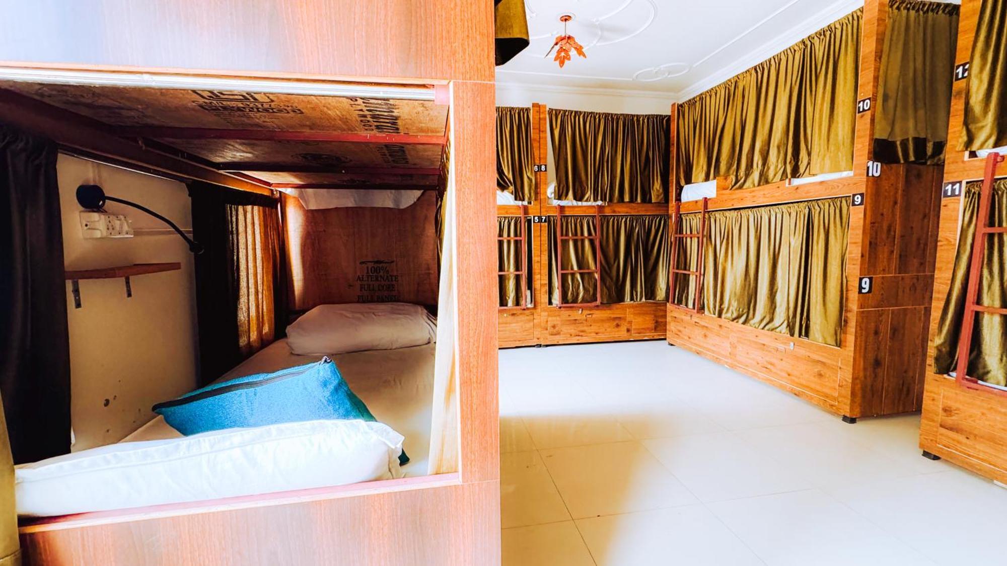 Hostel Hot - House Of Travellers, Rishīkesh Zewnętrze zdjęcie